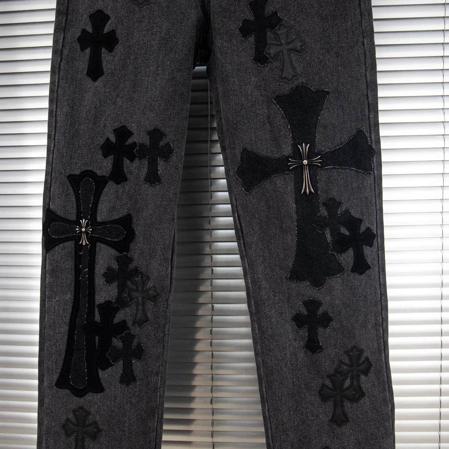 P290 Chrome Hearts Chrome Hearts Black Pinduo Black Leather Big Devil Cow King Jeans CH jeans need to be washed before being dismantled and hand-stitched with sheepskin cross leather and then spliced to complete. The whole piece has too much craftsmanship to describe. About Chrome Hearts This is an extremely luxurious fashion brand that can also be called the nobility of the high street. It has always been an exclusive brand for some hipsters or the second generation of rich people. Compared with ordinary high streets, it is more luxurious and noble. Compared with luxury brands, it has a more fashionable personality. It has always been a brand that I have a special liking for. Style number: 1769# Color: black Size: 28 30 32 34 36